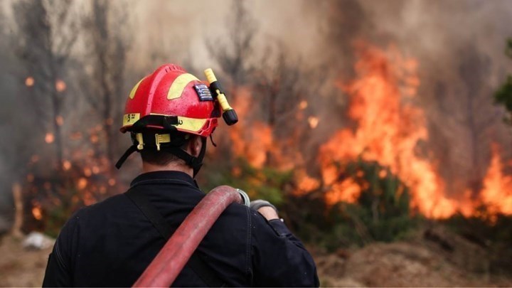 Φωτιά στα Καλύβια Αττικής – Μεγάλη κινητοποίηση της Πυροσβεστικής