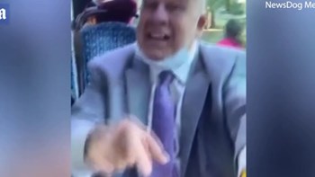 Ρατσιστικό παραλήρημα: Συνταξιούχος στο Λονδίνο αποκάλεσε νεαρούς μαύρους “μαϊμούδες” – ΒΙΝΤΕΟ