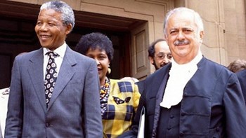 Πέθανε σε ηλικία 92 ετών ο ομογενής δικηγόρος του Νέλσον Μαντέλα, Γιώργος Μπίζος