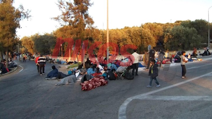 Μόρια: Η επόμενη ημέρα μετά τη φωτιά – Στον δρόμο κοιμήθηκαν μετανάστες και μικρά παιδιά – ΦΩΤΟ