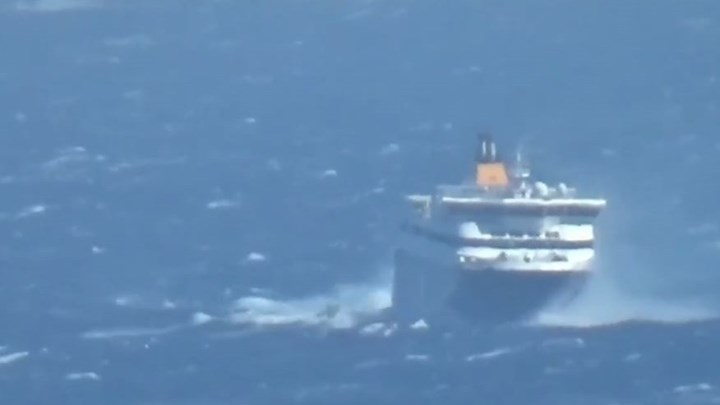 Η στιγμή που τα κύματα “σκεπάζουν” το SuperFerry στο στενό Τήνου-Μυκόνου – ΒΙΝΤΕΟ