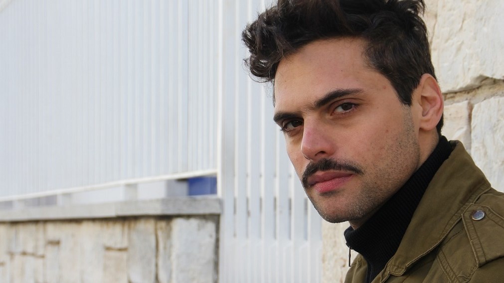 Ο Παπαγεωργίου γίνεται… Αντώνης Ζάγκουρας στο «Μινόρε της αυγής» που έρχεται στο ΔΘΠ