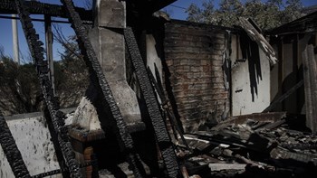 Η επόμενη ημέρα της μεγάλης φωτιάς στα Καλύβια – Ζημιές σε σπίτια – ΦΩΤΟ – ΒΙΝΤΕΟ