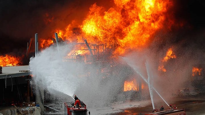 Βηρυτός: Ξύπνησαν μνήμες 4ης Αυγούστου από τη φωτιά στο λιμάνι – Συγκλονιστικές οι εικόνες – ΒΙΝΤΕΟ – ΦΩΤΟ