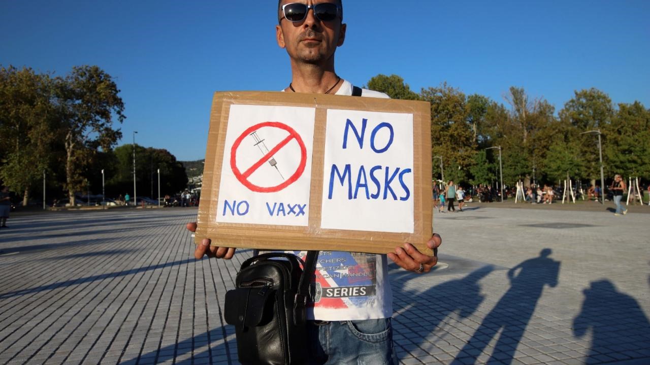 Κορονοϊός: Επικίνδυνες θεωρίες από τους αρνητές της μάσκας – “Ο Covid-19 δεν είναι φονικός ιός”