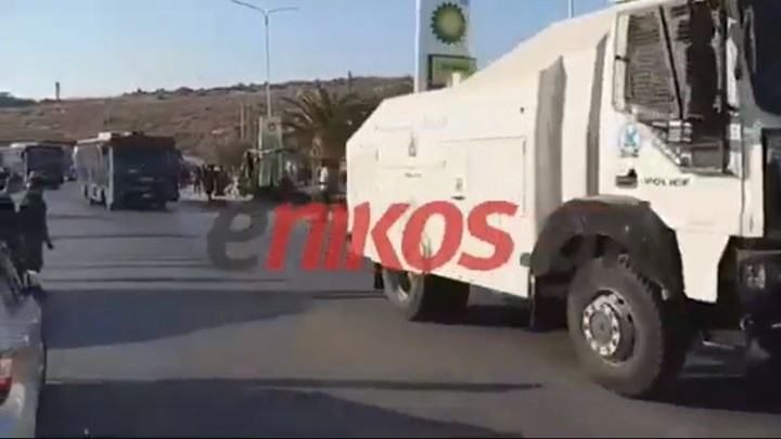 Στο “κόκκινο” η Λέσβος: Υδροφόρες της ΕΛ.ΑΣ. και κλούβες των ΜΑΤ στο νησί – ΒΙΝΤΕΟ