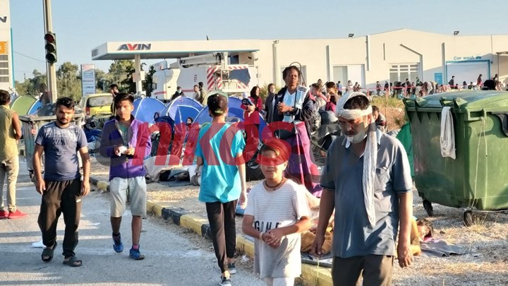 Λέσβος: Από τη Μόρια στον Καρά Τεπέ με σακούλες στα χέρια – Οργή κατοίκων και επιχειρηματιών – ΦΩΤΟ