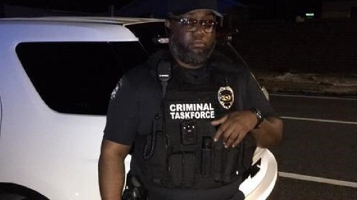 Χειροπέδες σε μαϊμού-αστυνομικό στις ΗΠΑ – Έκανε έλεγχο σε πραγματικό αξιωματικό