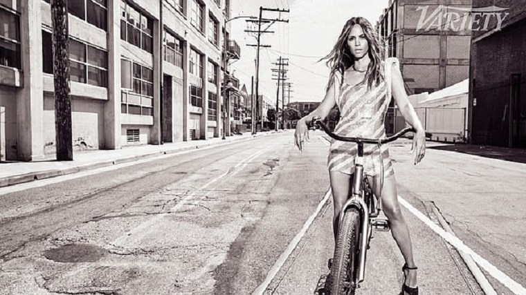 Χάλι Μπέρι: Η εντυπωσιακή φωτογράφισή της και η εξομολόγησή της για τον κορονοϊό