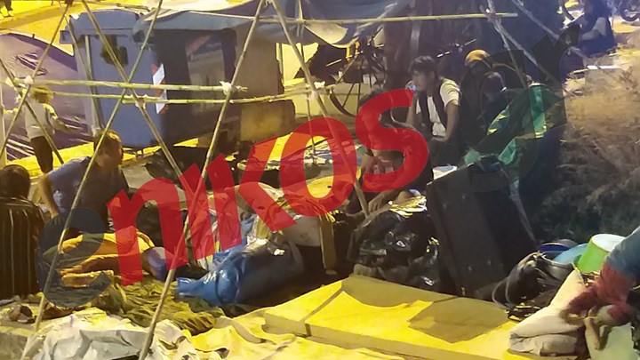 Λέσβος: Για τρίτη νύχτα οι μετανάστες θα κοιμηθούν στον δρόμο – Συγκλονίζουν οι φωτογραφίες