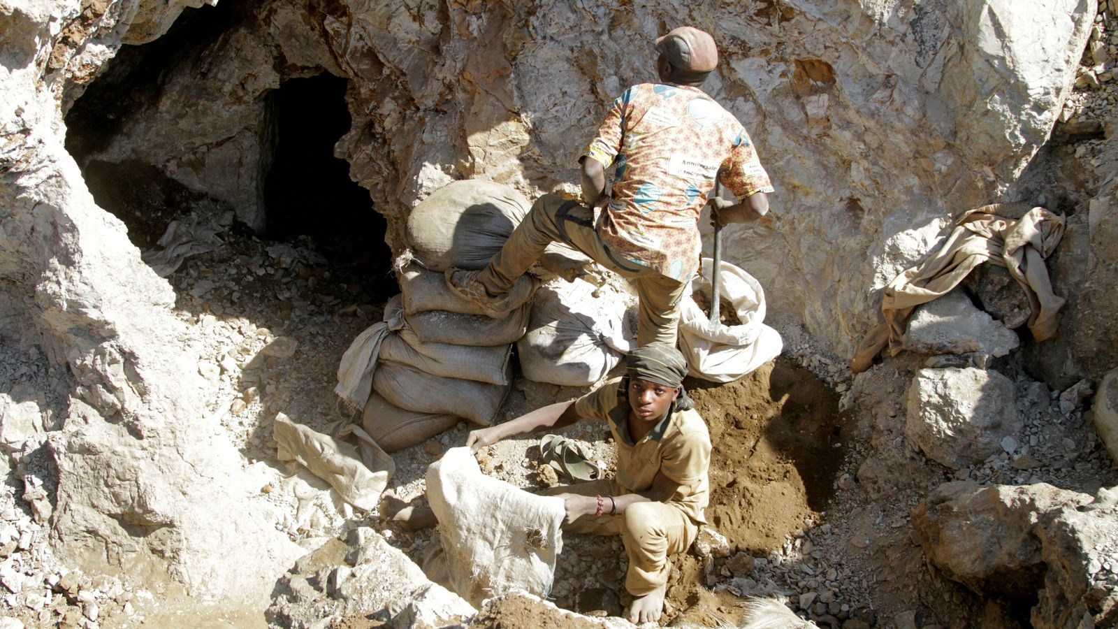 Τραγωδία στο Κονγκό: Τουλάχιστον 50 νεκροί από κατάρρευση χρυσωρυχείου στην Καμιτούγκα