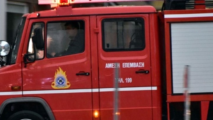 Φωτιά σε διαμέρισμα στην Καλλιθέα – Ανασύρθηκε άτομο χωρίς τις αισθήσεις του