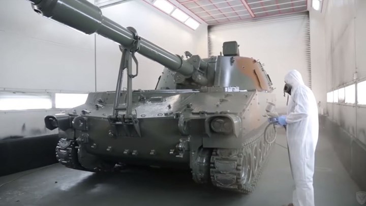 Νυχθημερόν δουλεύουν τα στρατιωτικά εργοστάσια – ΒΙΝΤΕΟ