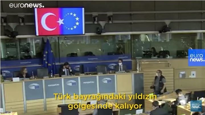 Ο Τσαβούσογλου εμφάνισε τη σημαία της ΕΕ ως ημισέληνο μέσα στο Ευρωκοινοβούλιο – ΒΙΝΤΕΟ