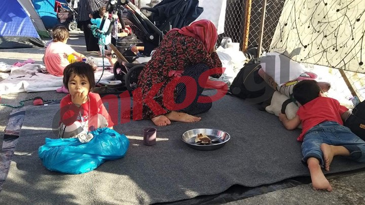 Λέσβος: Γροθιά στο στομάχι οι εικόνες με τα μικρά παιδιά – Κοιμούνται στο δρόμο εδώ και τρεις νύχτες – ΦΩΤΟ