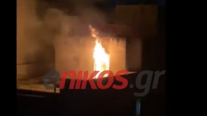 Καλλιθέα: Η στιγμή που το διαμέρισμα τυλίγεται στις φλόγες – ΦΩΤΟ – ΒΙΝΤΕΟ αναγνώστη