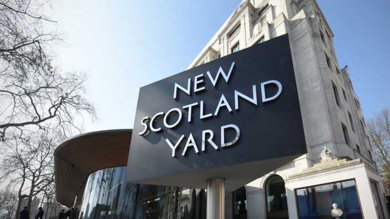Βρετανία: Συνελήφθη ύποπτος για το παγιδευμένο με εκρηκτικά πακέτο