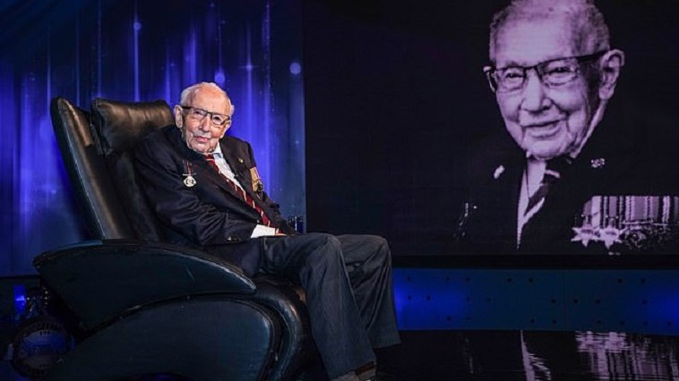 Κάπτεν Τομ: Οι… σέξι απαιτήσεις του αιωνόβιου βετεράνου – Φέρτε μου 6 ξανθιές – ΒΙΝΤΕΟ