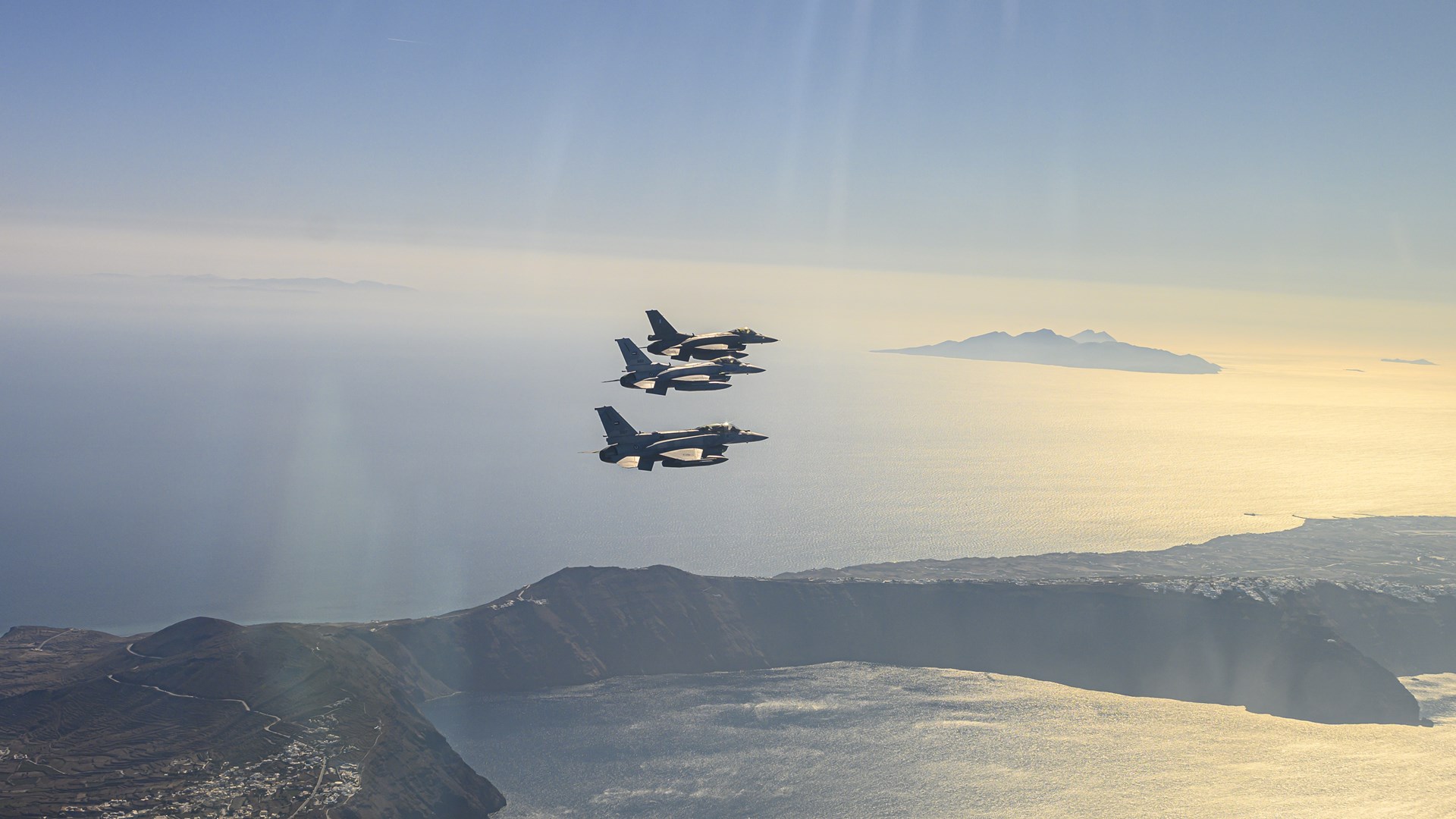 Εντυπωσιακές εικόνες: F-16 από την Ελλάδα και τα Ηνωμένα Αραβικά Εμιράτα «σκίζουν» τη Μεσόγειο – ΒΙΝΤΕΟ