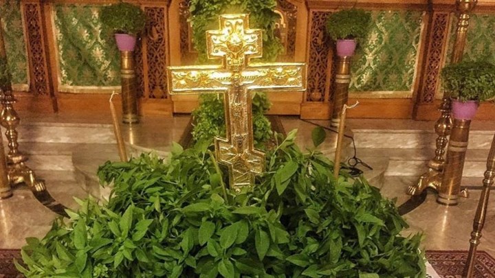 14η Σεπτεμβρίου: Η ιστορία του Τιμίου Σταυρού – Γιατί μοιράζεται βασιλικός