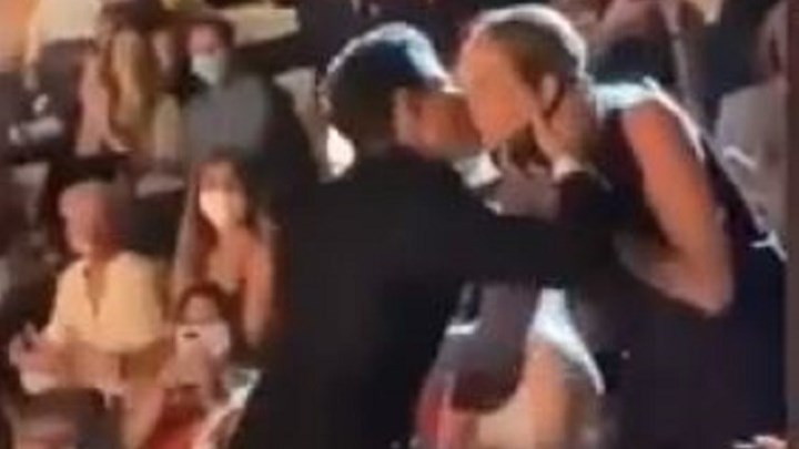 Σάκης Ρουβάς: Το τρυφερό φιλί στην Κάτια που προκάλεσε ενθουσιασμό – ΒΙΝΤΕΟ