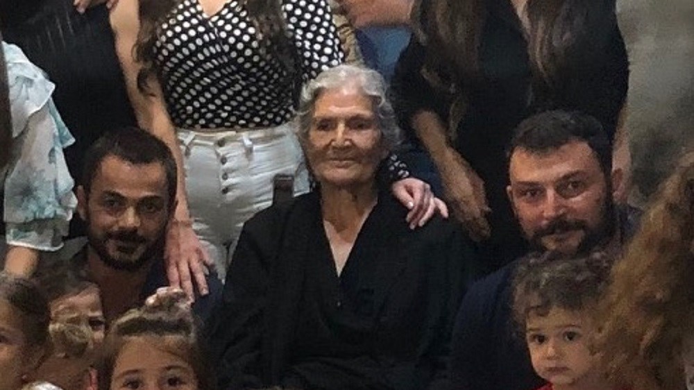 Συγκινεί η «Μανούσαινα» – Γιατί έγινε viral η οικογενειακή φωτογραφία της γιαγιάς από την Κρήτη