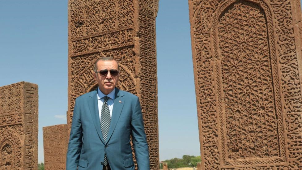 H Τουρκία βυθίζεται στην κρίση και ο Ερντογάν χτίζει παλάτια