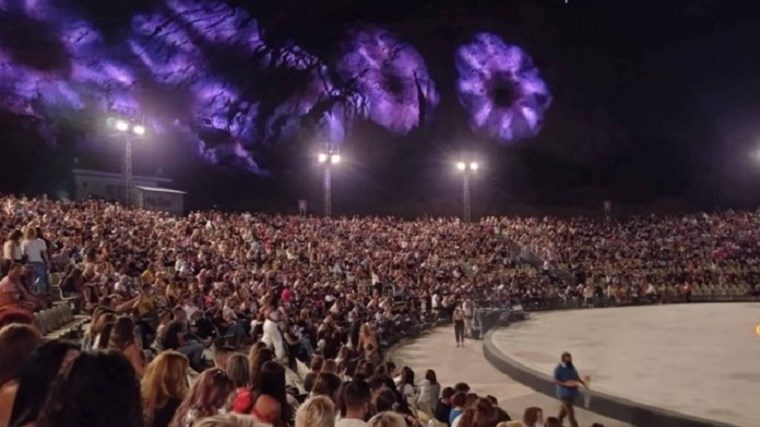 Εικόνες συνωστισμού σε συναυλία της Νατάσας Θεοδωρίδου στο Κατράκειο