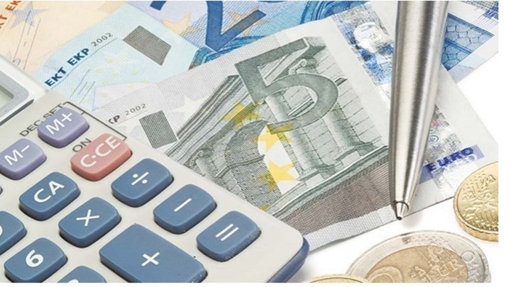 Μείωση εισφορών: Τι θα κερδίσουν μισθωτοί και εργοδότες – Παραδείγματα