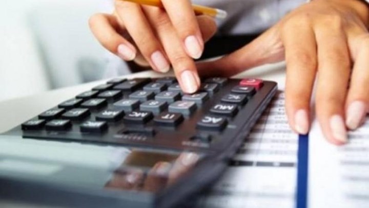 Μείωση ασφαλιστικών εισφορών: Τι θα κερδίσουν οι εργαζόμενοι – Αναλυτικά παραδείγματα