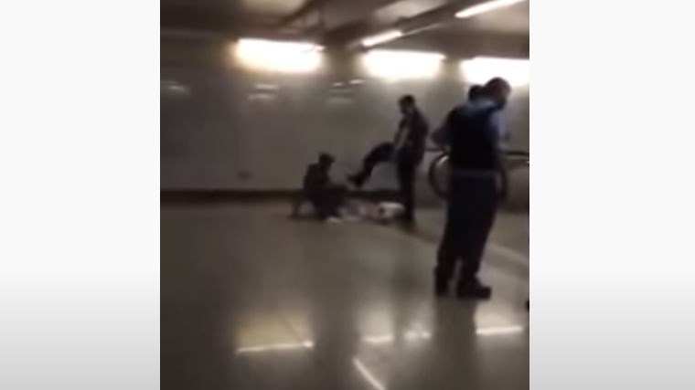 Ομόνοια: Αστυνομικός κλωτσά άνδρα με γύψο και πατερίτσες στο μετρό – Δείτε το ΒΙΝΤΕΟ