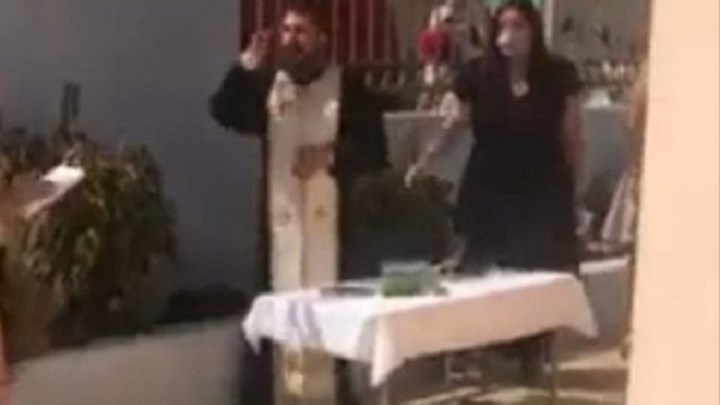 Συνελήφθη ο ιερέας που έκανε κήρυγμα κατά της μάσκας στον αγιασμό σχολείου