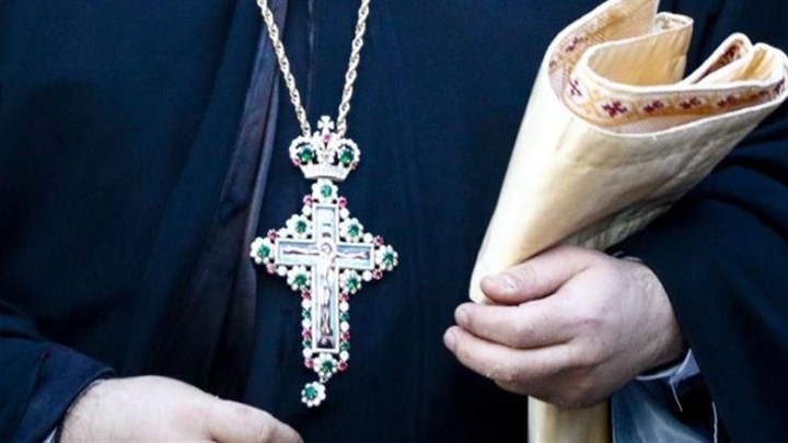 Ιερέας στην Κοζάνη:  Βγάλτε τις μάσκες – O κορονοϊός δεν κολλάει αν φιλήσεις το σταυρό