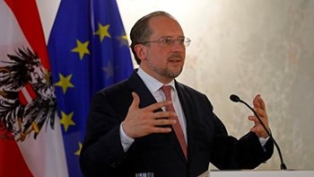 Κορονοϊός: Αναβάλλεται το ταξίδι του Αυστριακού ΥΠΕΞ στην Ελλάδα – Θετικό μέλος της αντιπροσωπείας του