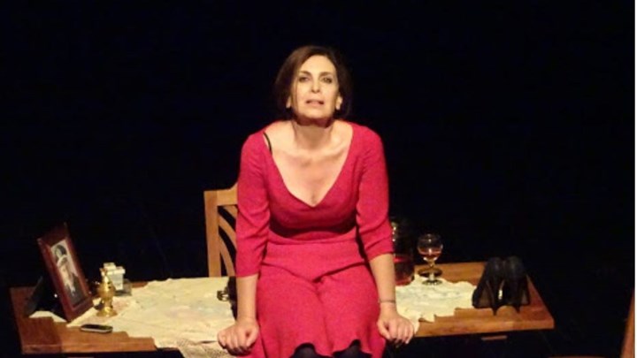 Η Διδασκάλου στο Θέατρο Γης με τον γερό μονόλογο “Η πόρνη από πάνω”