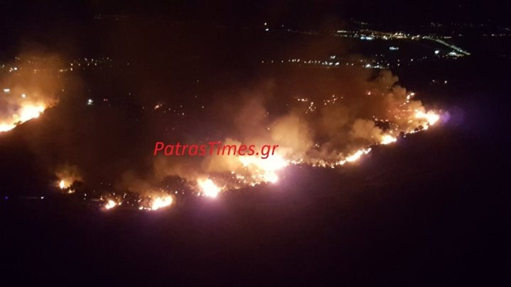 Δύσκολη νύχτα στην Πάτρα: Προληπτική εκκένωση στα Κάτω Συχαινά από μεγάλη φωτιά – ΦΩΤΟ – ΒΙΝΤΕΟ