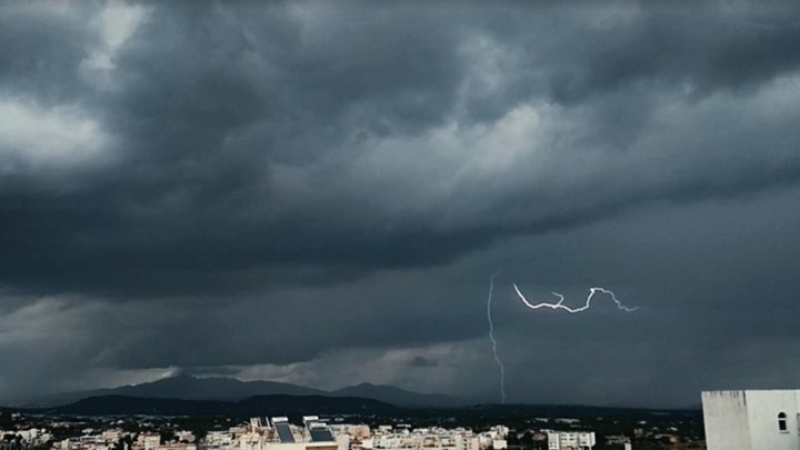 Κακοκαιρία “Ιανός”: Βροχές και ισχυρές καταιγίδες σήμερα – Πού θα “χτυπήσουν” τα φαινόμενα