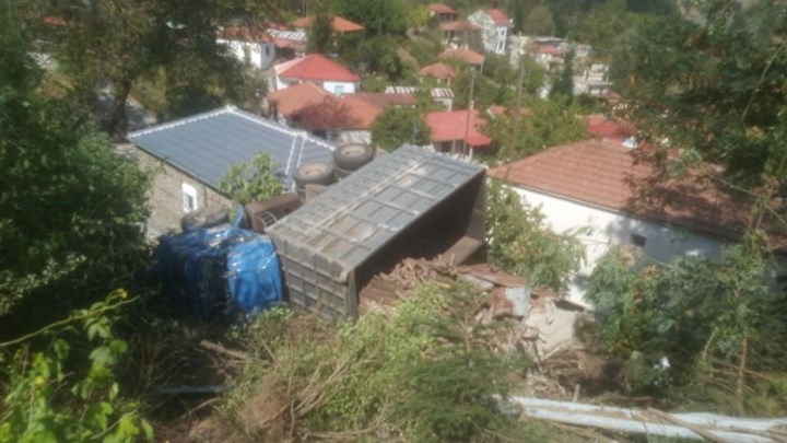 Ατύχημα για τον γιο του Κύρτσου – Έπεσε σε γκρεμό με φορτηγό που μετέφερε ξύλα – Τι λέει στο enikos.gr ο ευρωβουλευτής