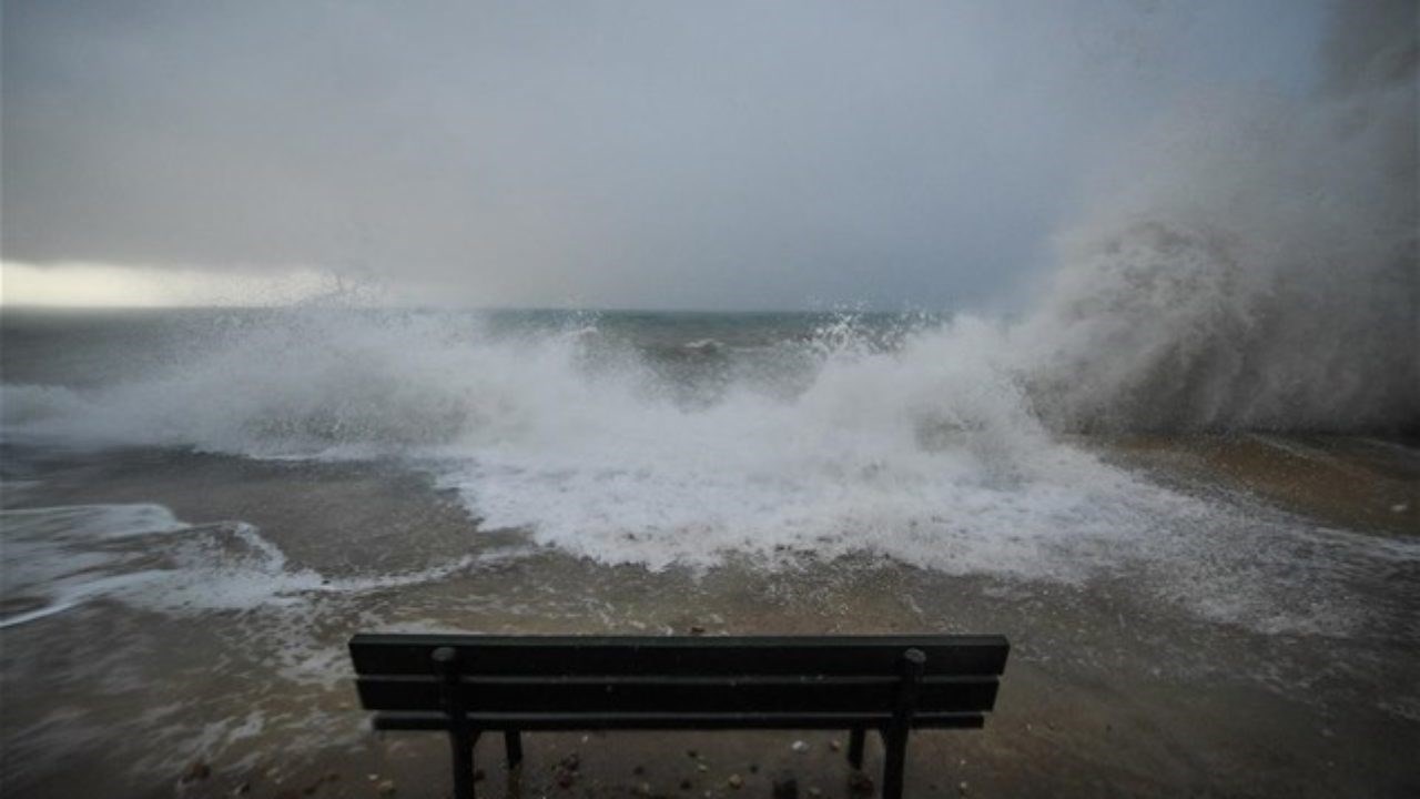 Κακοκαιρία “Ιανός”: Άνεμοι παρέσυραν ιστιοφόρο και το έριξαν σε βράχια ανοιχτά της Ιθάκης