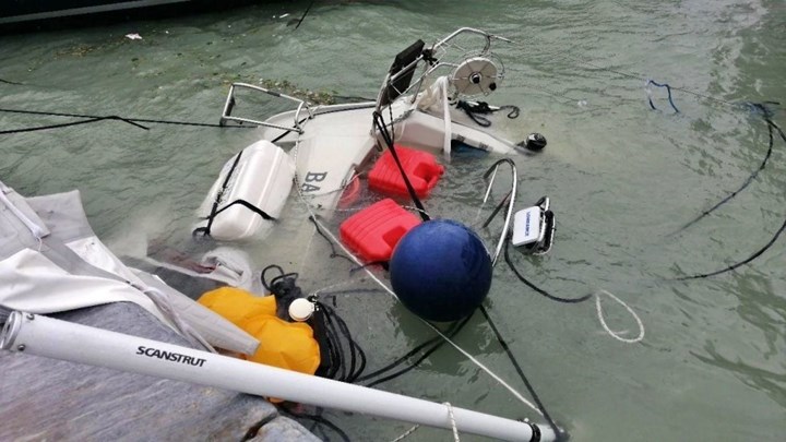 “Ιανός” – Ζάκυνθος: Βούλιαξαν δύο σκάφη – Τρέχουν στο λιμάνι να σώσουν τις περιουσίες τους – ΦΩΤΟ