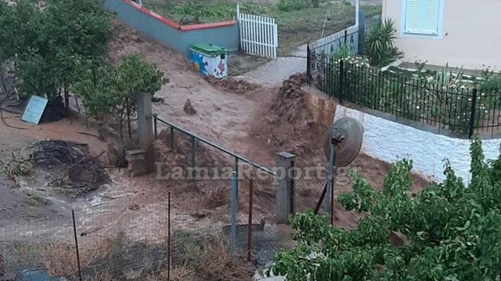 Ο “Ιανός” σφυροκοπά τη Φθιώτιδα: Συναγερμός για εγκλωβισμένους σε σπίτια και αυτοκίνητα