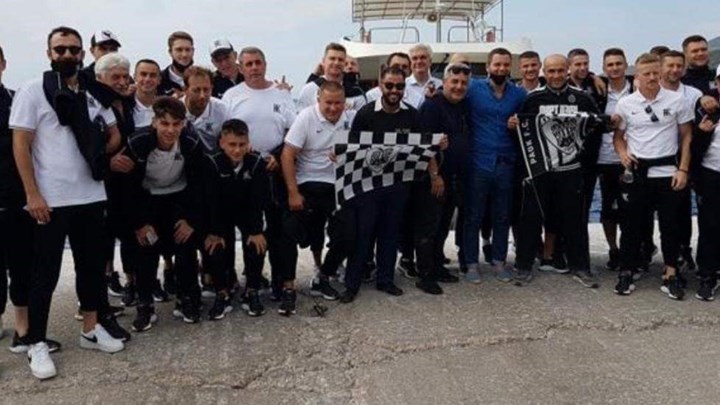 Υποδοχή και αποθέωση της Κοβαλίβκα με συνθήματα και κασκόλ του ΠΑΟΚ – ΦΩΤΟ