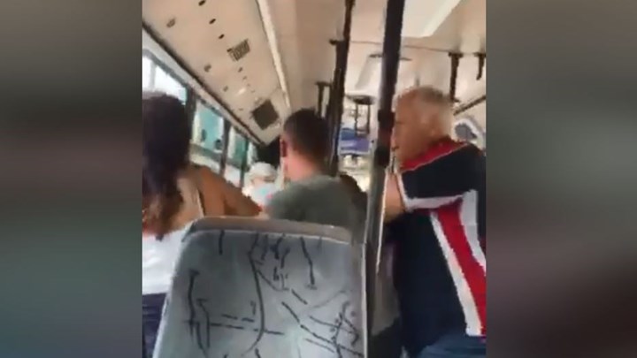 Ξύλο σε λεωφορείο του ΟΑΣΑ – Ηλικιωμένος πιάστηκε στα χέρια με επιβάτη που δεν φορούσε μάσκα   – ΒΙΝΤΕΟ