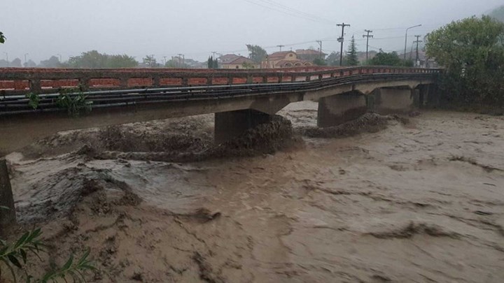 Κακοκαιρία “Ιανός”: Θρίλερ στην Καρδίτσα – Αγνοείται οδηγός στο Μουζάκι
