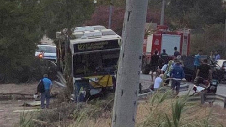 Σοβαρό τροχαίο στην Αγία Μαρίνα Αττικής: ΙΧ συγκρούστηκε με λεωφορείο – ΦΩΤΟ