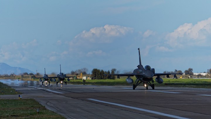 Τουρκικές… γαλιφιές από αέρος στο Αιγαίο – Δείτε τον πίνακα