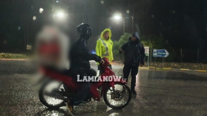 “Ιανός” – Λαμία: Ντελιβεράς ήθελε να περάσει χείμαρρο για να πάει παραγγελία