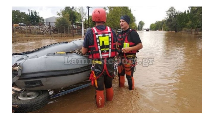 “Ιανός”: Με βάρκα οι διασώσεις στην εθνική οδό Καρδίτσας-Λαμίας – ΦΩΤΟ