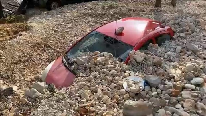 “Ιανός”-Κεφαλονιά: Βουνό από πέτρες σκέπασε τα αυτοκίνητα – Συγκλονιστικές ΦΩΤΟ