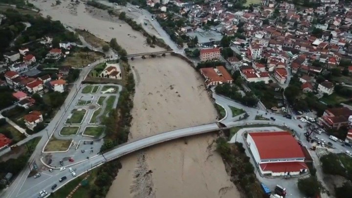 “Ιανός”: Ώρες αγωνίας για τους αγνοούμενους στην Καρδίτσα – Αποκλεισμένα χωριά στον δήμο Μουζακίου